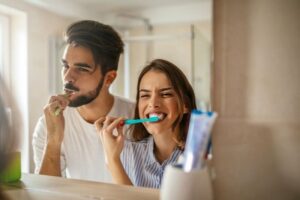 Đánh răng trước hay sau khi ăn sáng tốt hơn?